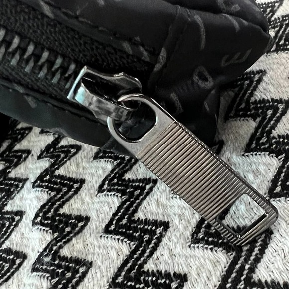 OG Mirrorify Reflective Black/Black lululemon Everywhere Belt Bag - Picture 4 of 14